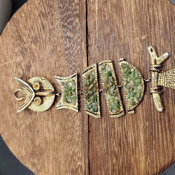 Articulated dangling owl jade chip green pendant‎